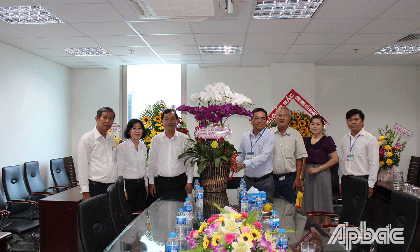 Phó Bí thư Tỉnh ủy Nguyễn Văn Vĩnh tặng hoa chúc mừng ngành GD-ĐT. 