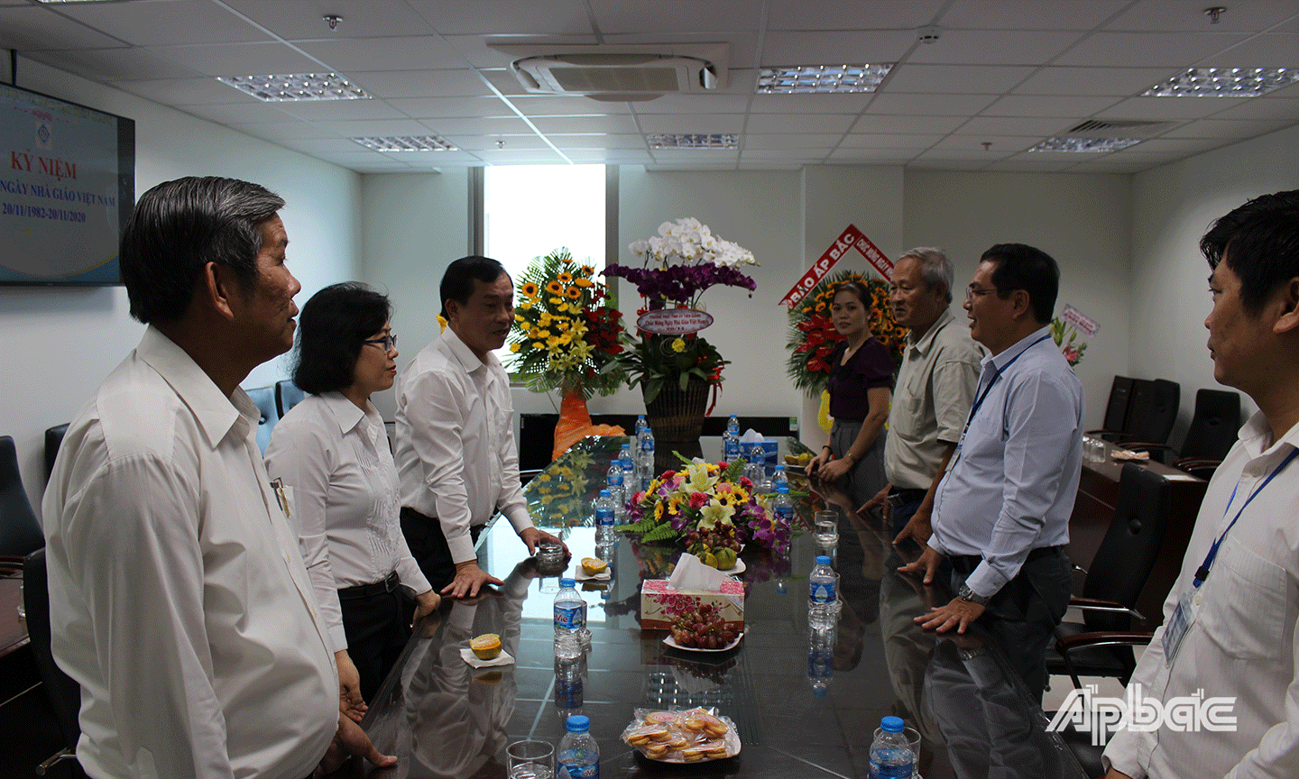 Phó Bí thư Tỉnh ủy Nguyễn Văn Vĩnh chúc mừng ngành GD-ĐT nhân Kỷ niệm 20-11. 