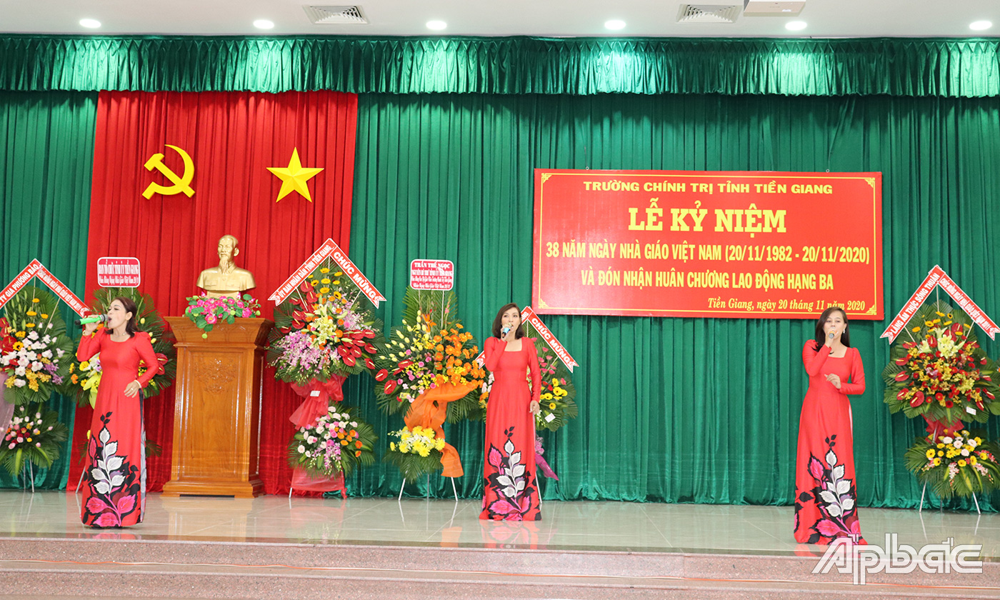Tiết mục văn nghệ do cựu học viên Trường Chính trị biểu diễn.