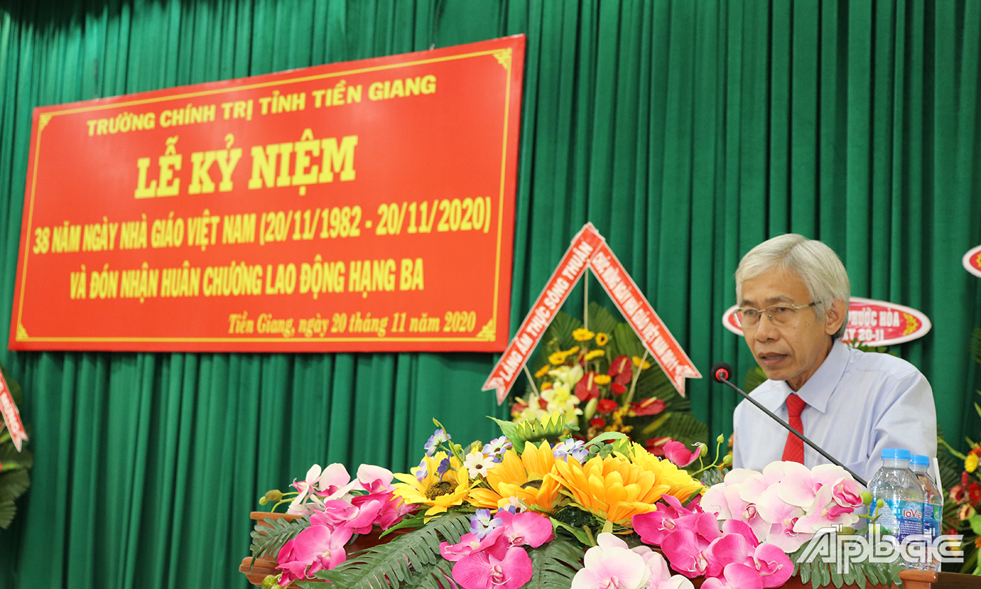 Hiệu trưởng Trường Chính trị tỉnh Tiền Giang Lê Tấn Lập báo cáo công tác đào tạo, bồi dưỡng và tỉnh hình hoạt động của Trường năm 2020. 