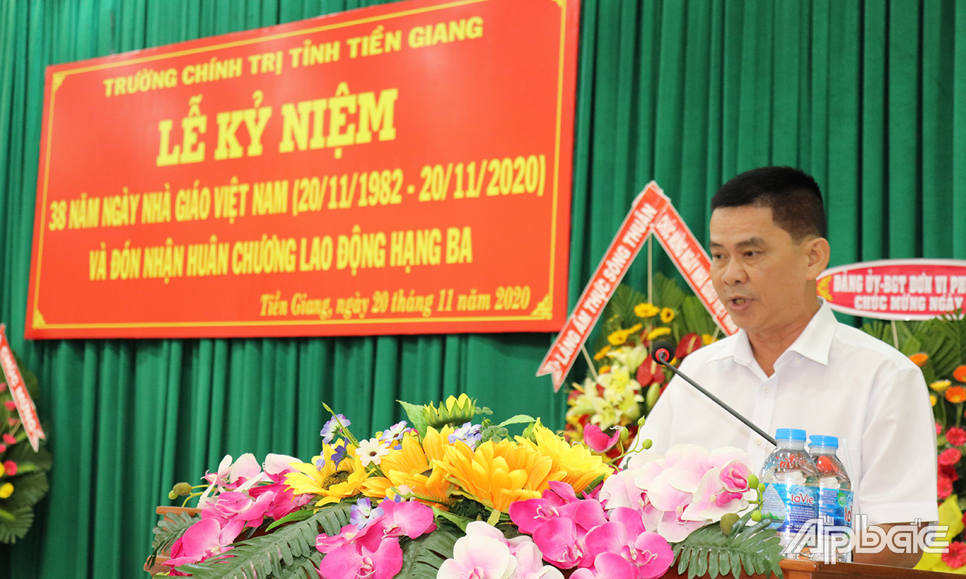 Đồng chí Nguyễn Thành Tấn, Quyền Trưởng ban Ban thi đua khen thưởng tỉnh thông qua quyết định trao tặng Huân chương.