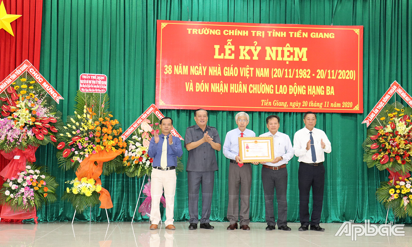 Đồng chí Lê Văn Nghĩa trao tặng Huân chương Lao động hạng Ba cho Trường Chính trị tỉnh Tiền Giang.