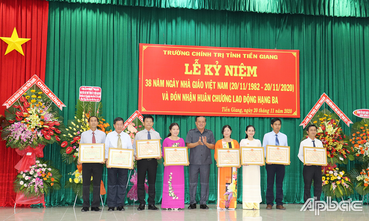 Trao tặng Bằng khen của UBND tỉnh cho tập thể, cá nhân hoàn thành xuất sắc nhiệm vụ.