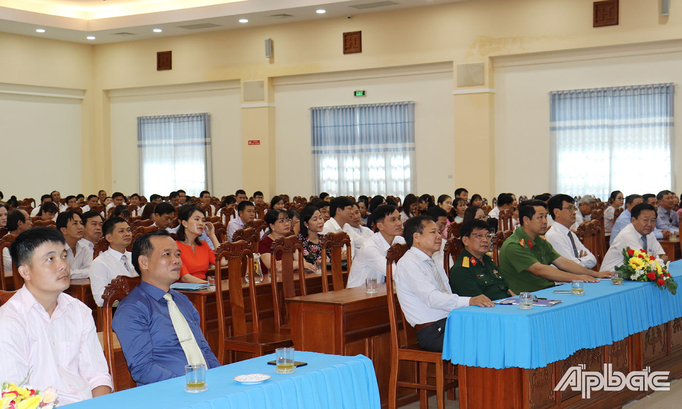 Đông đảo cựu học viên tham dự buổi lễ nhân kỷ niệm 38 năm Ngày Nhà giáo Việt Nam.