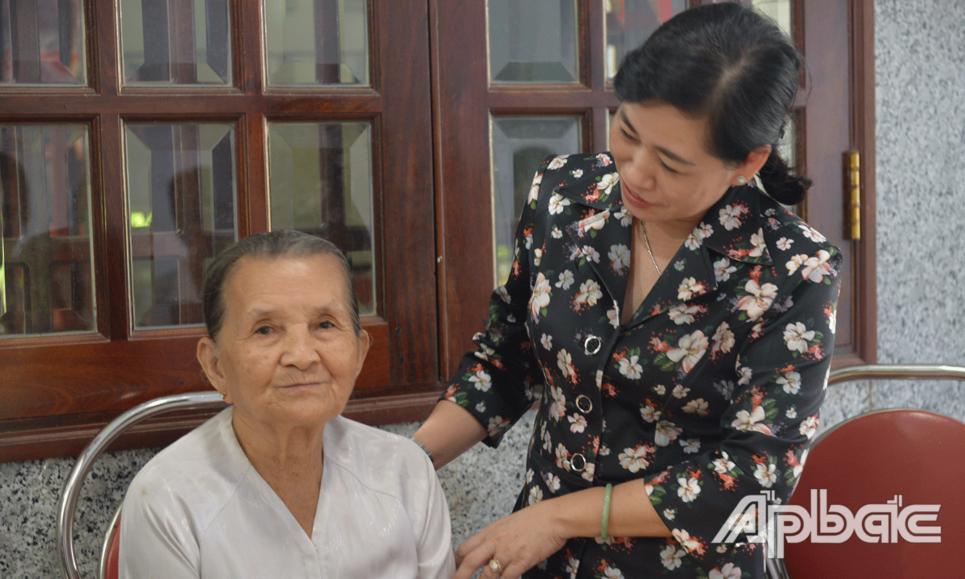 Đồng chí Châu Thị Mỹ Phương ân cần thăm hỏi thân nhân liệt sĩ Hà Văn Lung.