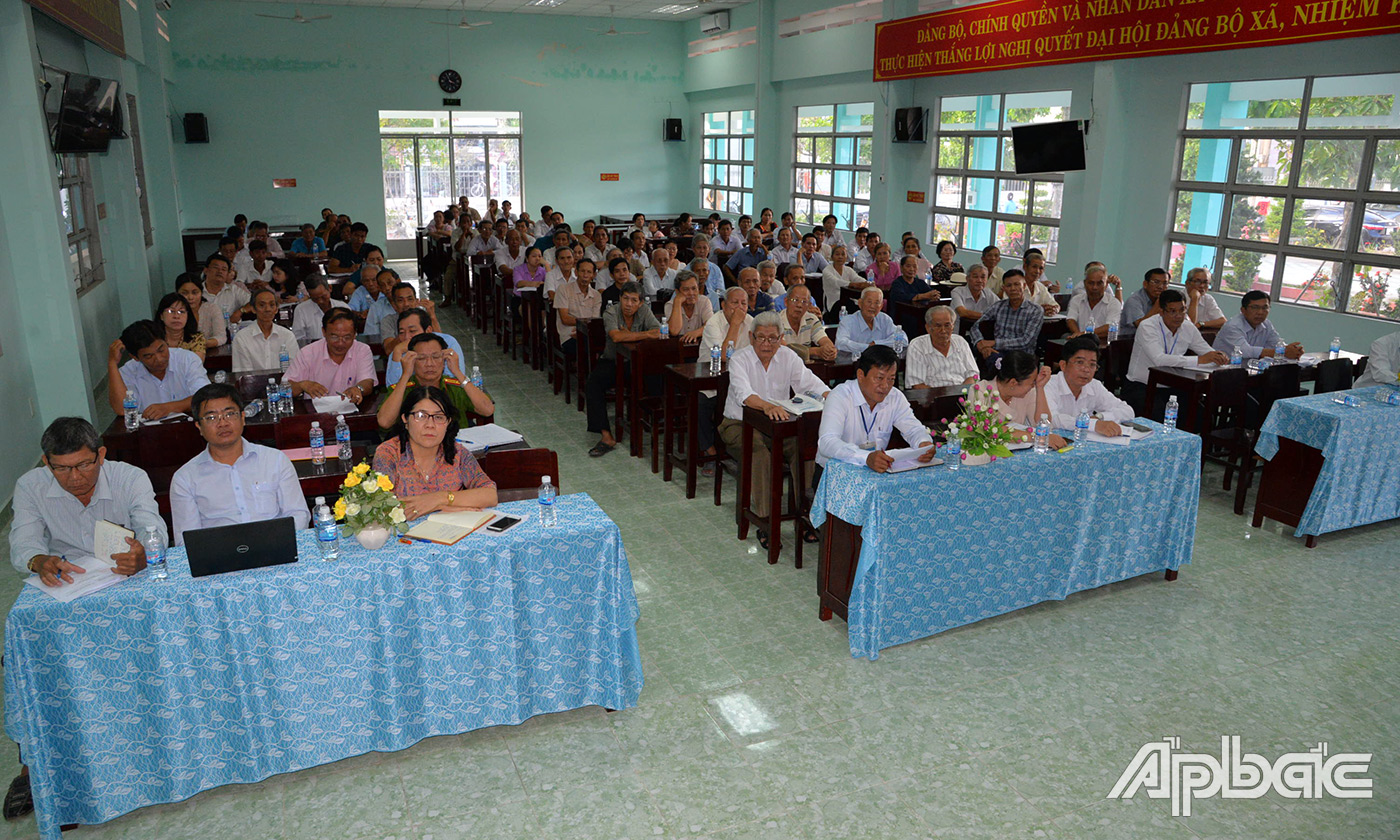 Quang cảnh buổi tiếp xúc cử tri tại xã Tân Hội