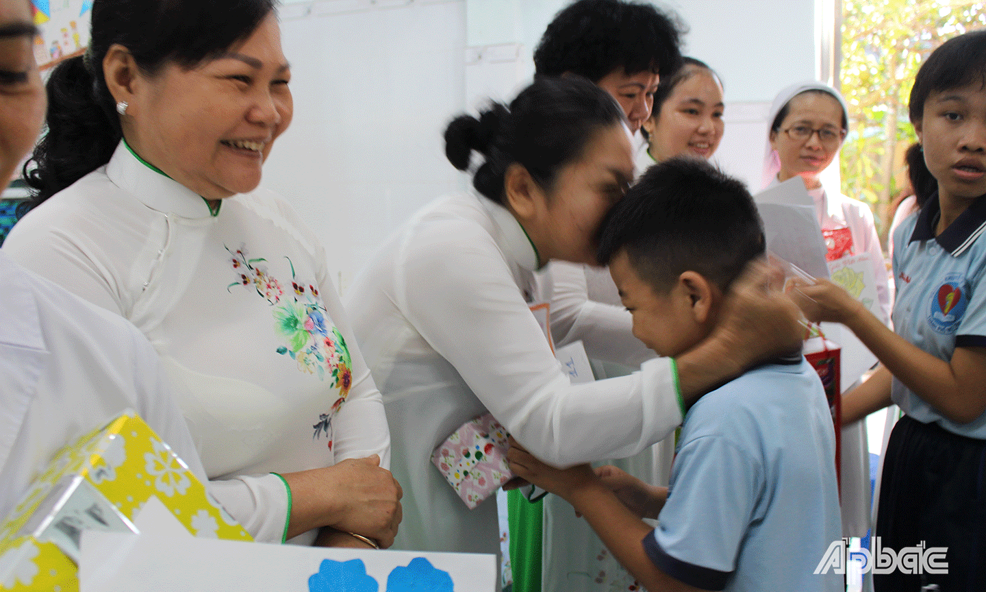 Khoảnh khắc âu yếm của cô và trò. 