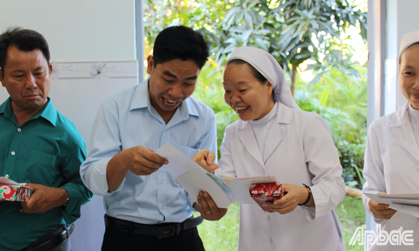 Thích thú với những tri ân ngây ngô của học trò. 
