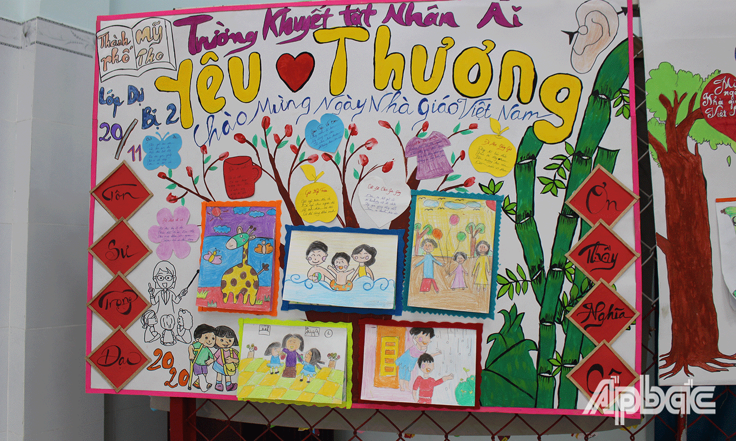 Những tờ báo tường dễ thương, chân chất của các em học sinh Trường Khuyết tật Nhân  ái. 
