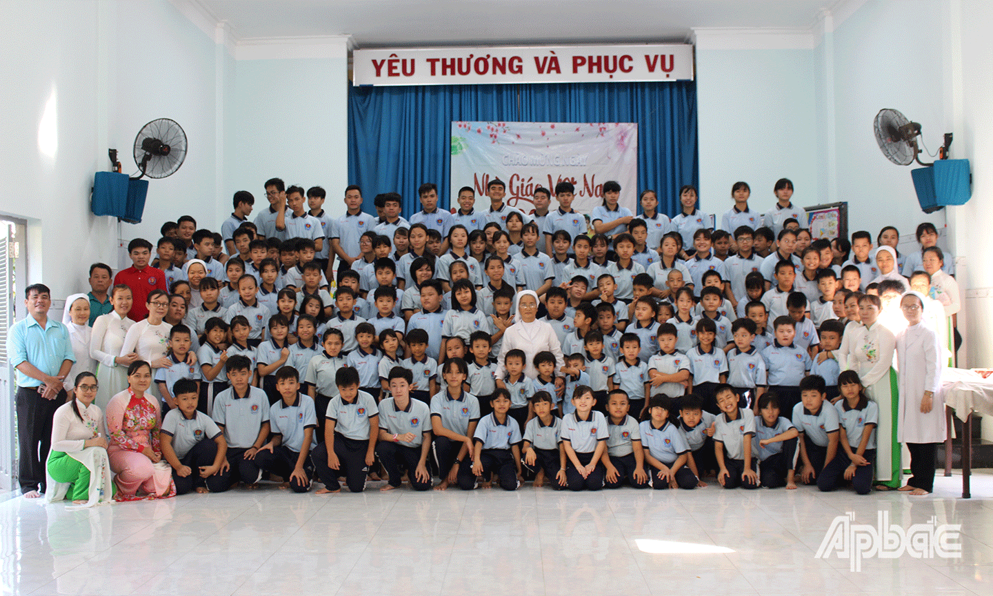 Thầy và trò chụp ảnh kỷ niệm sau buổi lễ. 
