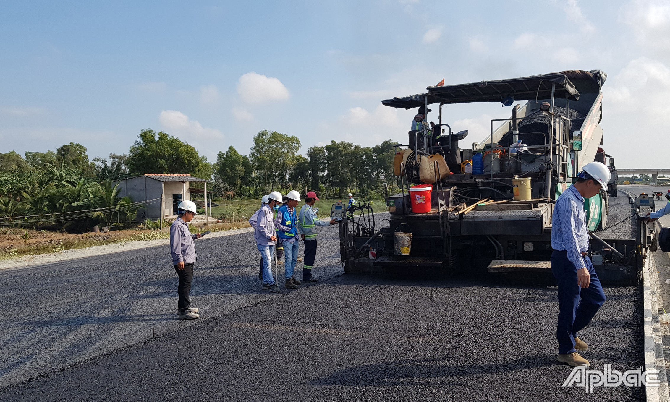 Việc thảm nhựa được giám sát chặt chẽ để đảm bảo chất lượng mặt đường.