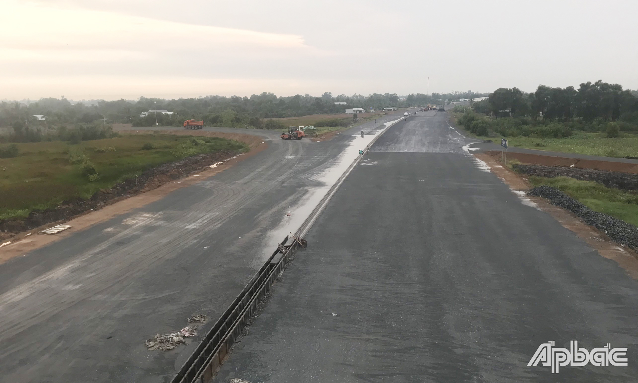 Đến hết tháng 11-2020, nhà thầu sẽ hoàn thành việc thảm nhựa tuyến chính và phụ của gói thầu XL-04.