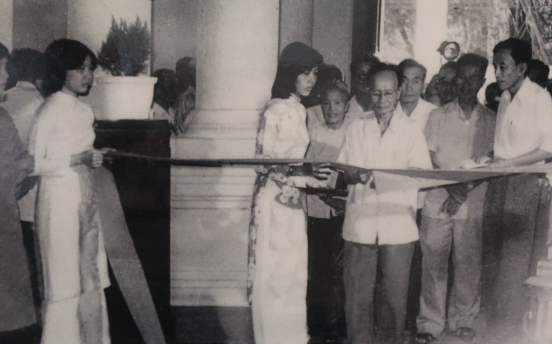 Đồng chí Dân Tôn Tử, chiến sĩ Nam kỳ khởi nghĩa cắt băng khai mạc triễn lãm chuyên đề “Nam kỳ khởi nghĩa” tại Bảo tàng TP. Hồ Chí Minh năm 1985.