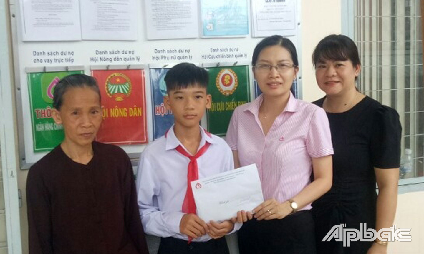 Trao tiền hỗ trợ cho em  Nguyễn Hoài Em