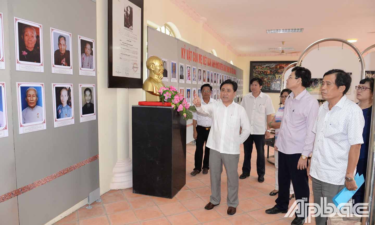 Đồng chí Trần Văn Dũng kiểm tra công tác trưng bày tại Nhà trưng bày