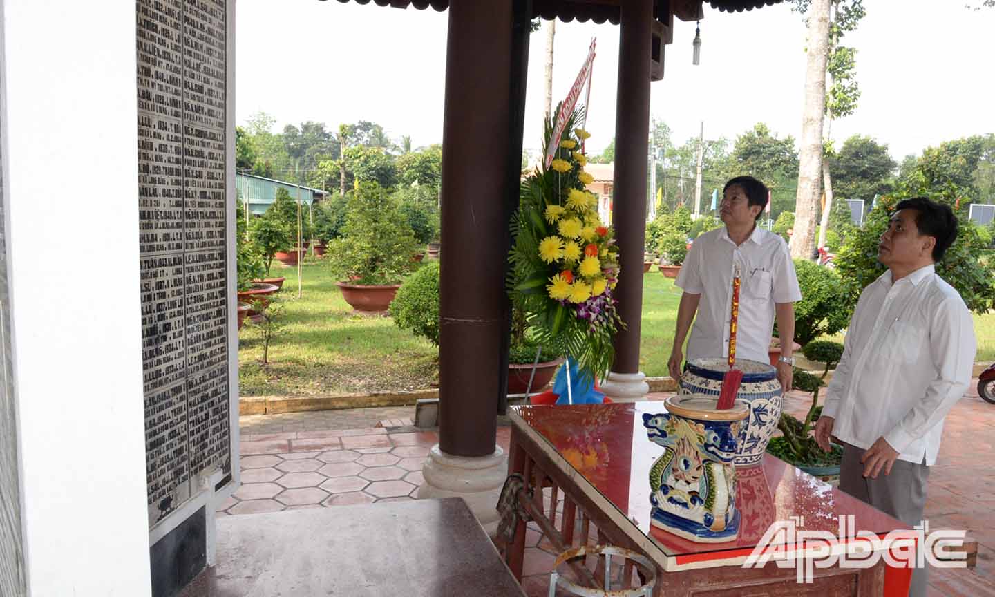 Đồng chí Trần Văn Dũng kiểm tra công tác chuẩn bị tại Nhà bia ghi danh liệt sĩ xã Long Hưng.