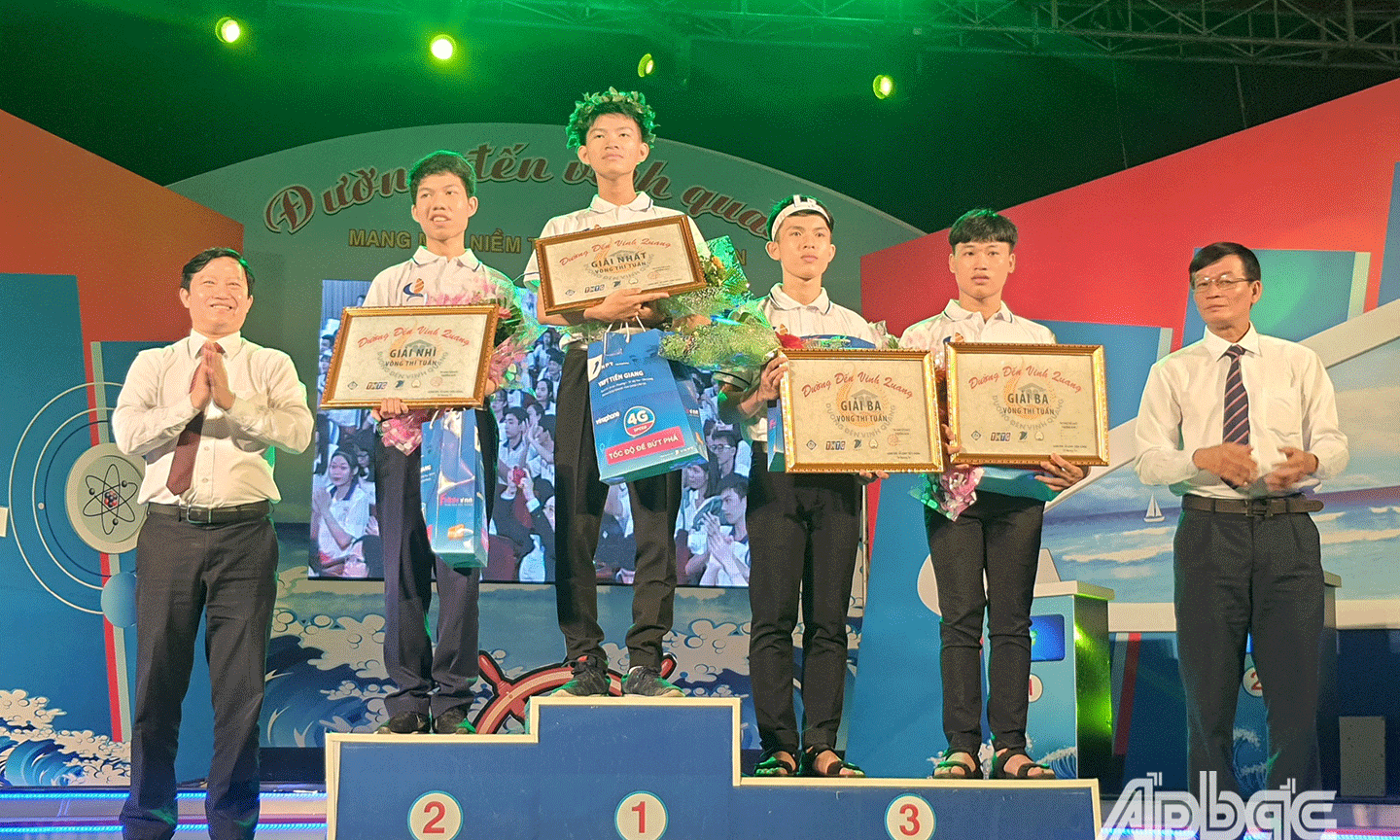 Bna tổ chức trao giải cho các thí sinh.