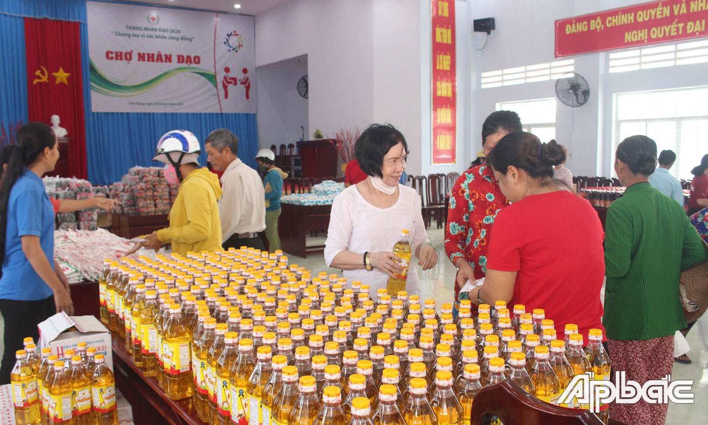 Chủ tịch Hội Chữ thập đỏ tỉnh Tiền Giang phối hợp Hội CTĐ huyện Gò Công Đông triển khai mô hình chợ nhân đạo hỗ trợ 500 hộ dân thuộc 4 xã Tân Tây, Tân Đông, Tân Phước, Kiểng Phước.