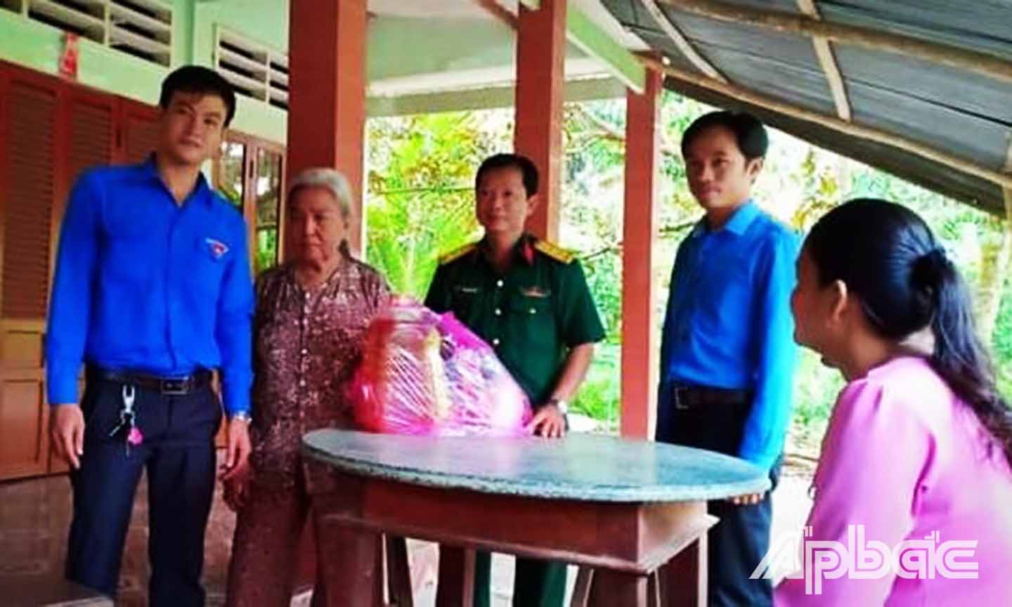 Xã đoàn Long Hưng phối hợp Huyện đoàn Châu Thành tặng quà gia đình chính sách trên địa bàn xã nhân Kỷ niệm 80 năm ngày Nam Kỳ khởi nghĩa.
