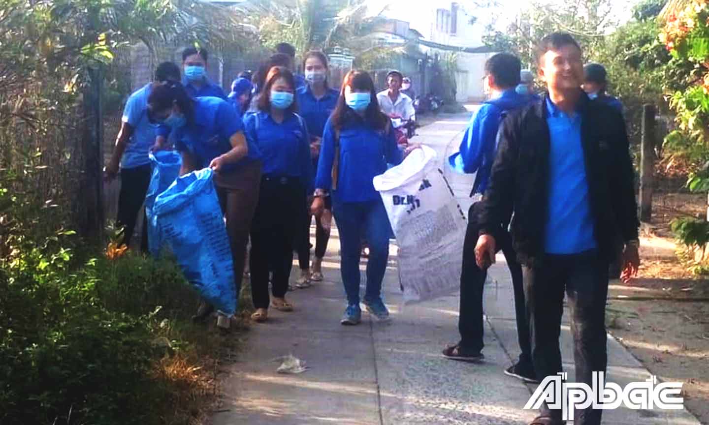Đv-TN xã Long Hưng ra quân dọn dẹp vệ sinh môi trường nông thôn.