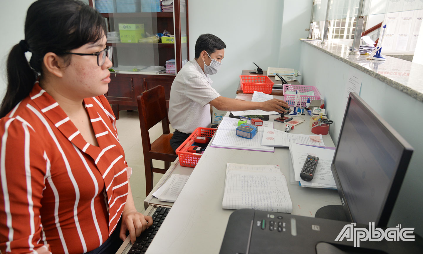 Cán bộ Bộ phận tiếp nhận và trả kết quả của phường 1 tiếp nhận và giải quyết hồ sơ của người dân trên môi trường mạng.