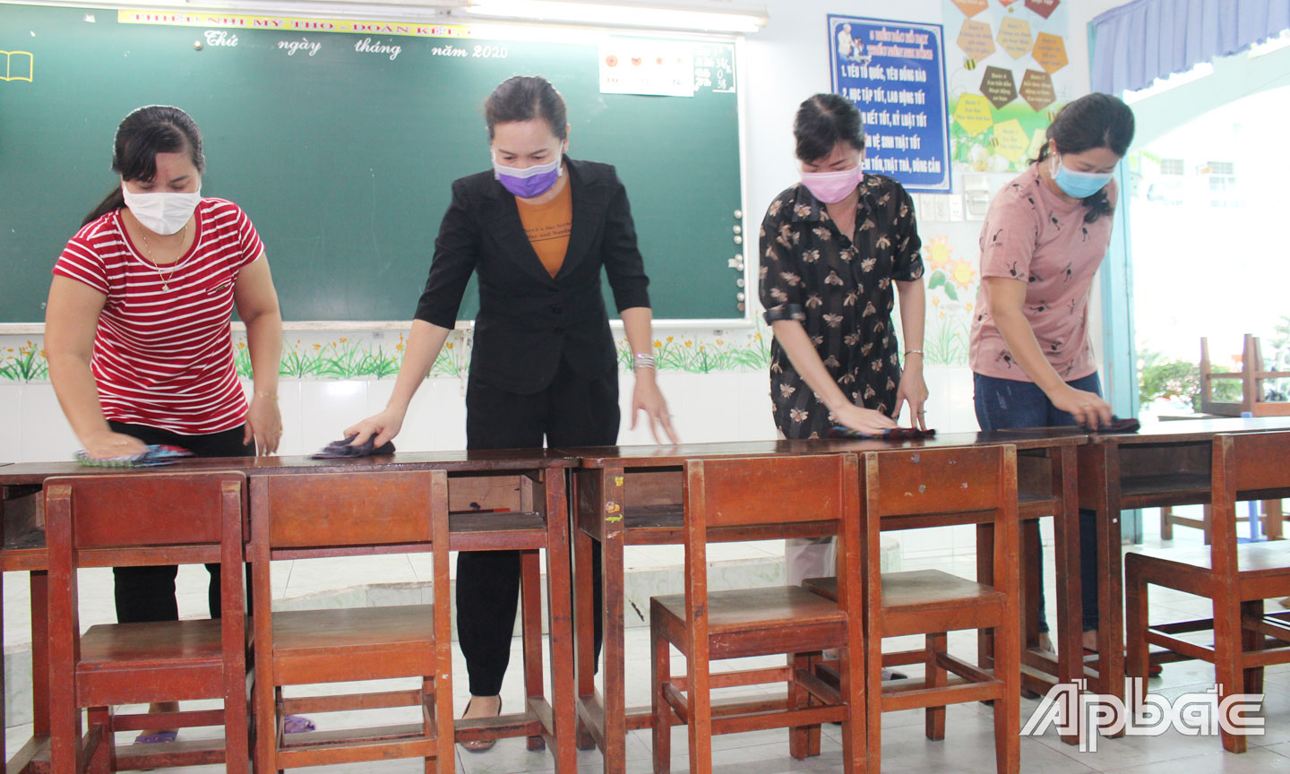 Trường Tiểu học Lê Quý Đôn, TP. Mỹ Tho thường xuyên vệ sinh trường, lớp nhằm tạo không gian, môi trường học tập thông thoáng, sạch đẹp. 