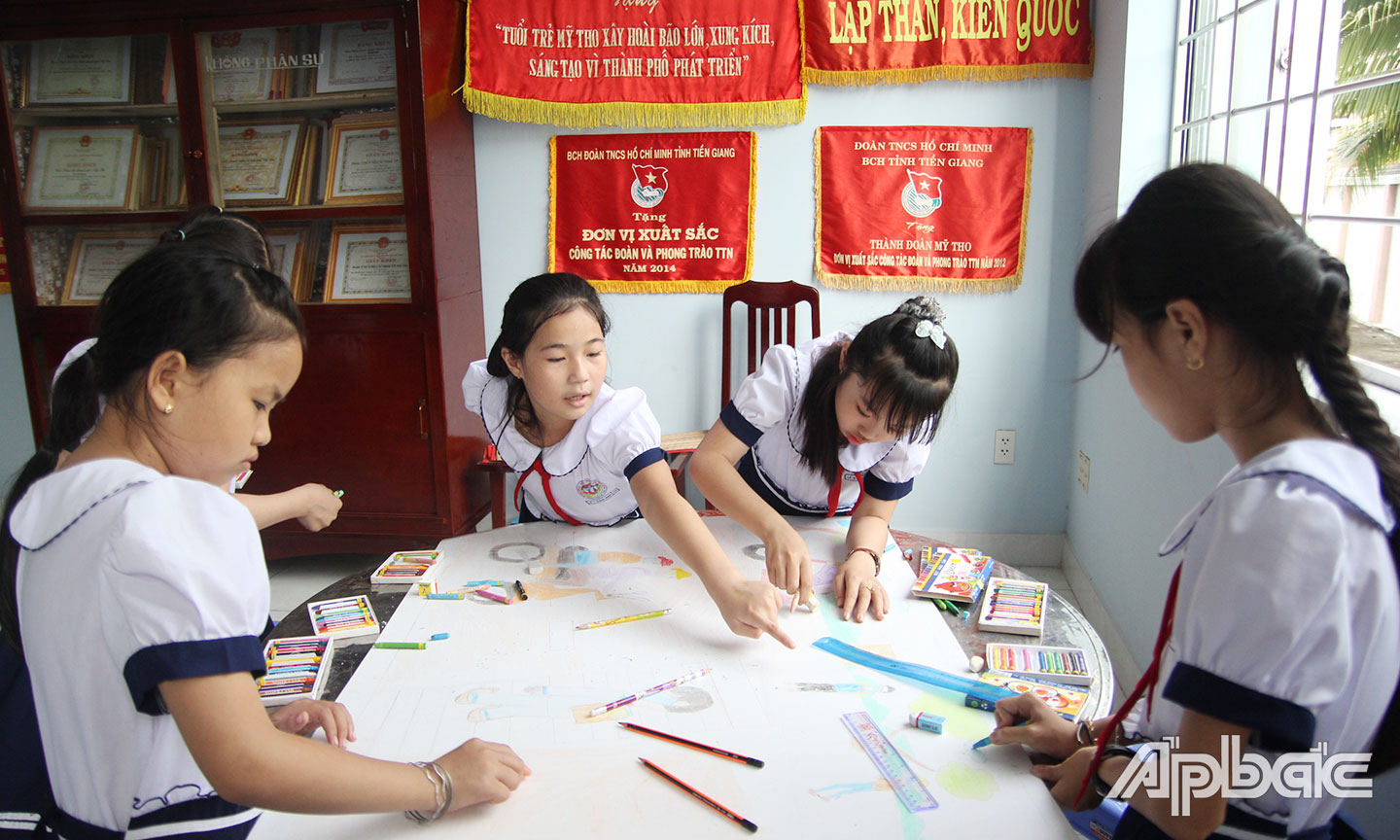 Học sinh tham gia vẽ tranh với chủ đề “Thiếu nhi TP. Mỹ Tho nghiêm chỉnh chấp hành luật giao thông”. 