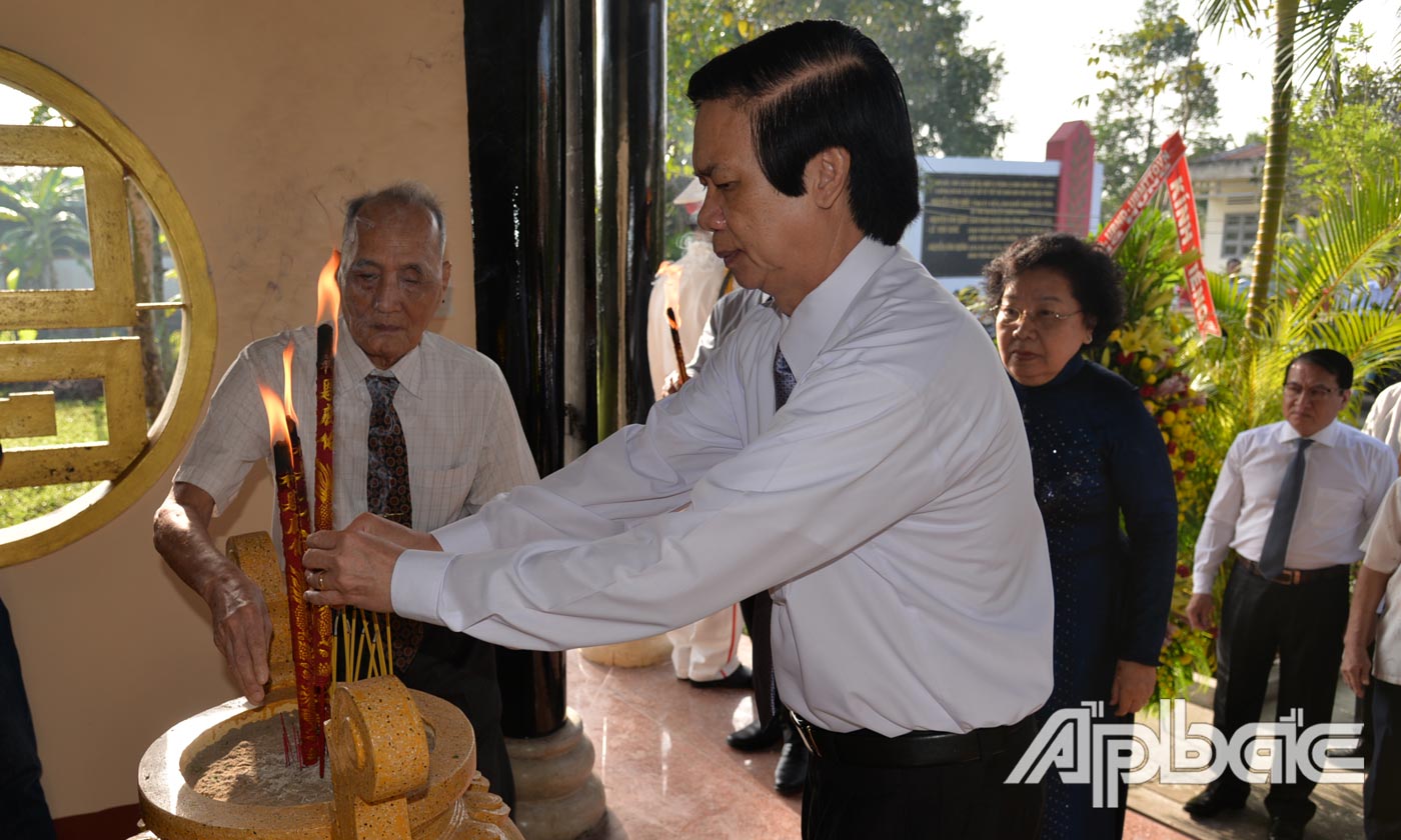 Đại biểu đặt tràng hoa, thắp hương tại tưởng niệm 4 liệt sĩ tại khu di tích lịch sử Gò Me.
