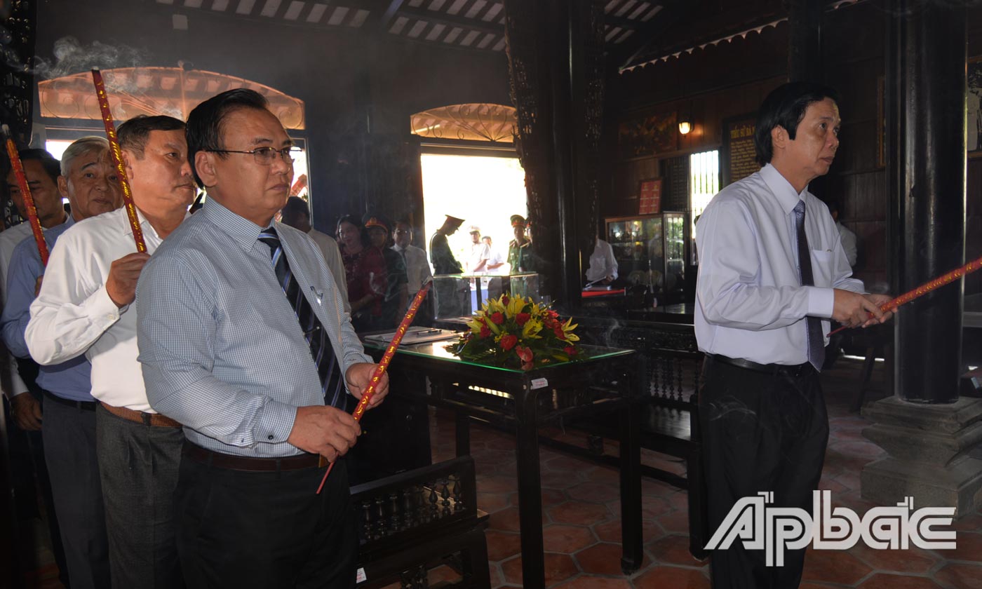 Đại biểu thắp hương tại nhà thời đồng chí Nguyễn Thị Thập.