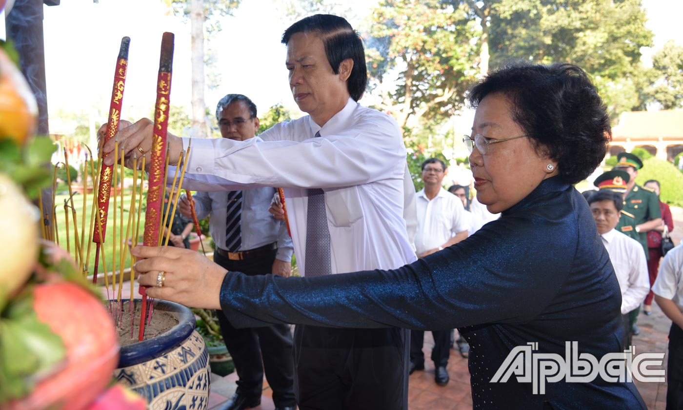 Đại biểu đặt tràng hoa, thắp hương tại nhà bia ghi danh 614 liệt sĩ.
