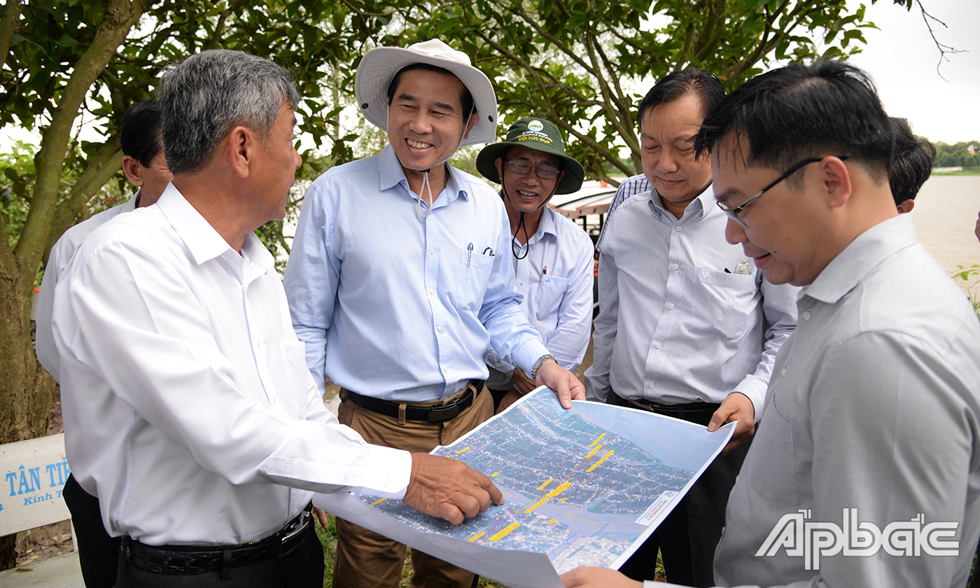 Chủ tịch UBND tỉnh Lê Văn Hưởng trao đổi với lãnh đạo huyện Cái Bè và huyện Cai Lậy về vị trí dự kiến xây dựng cầu Tân Phong.