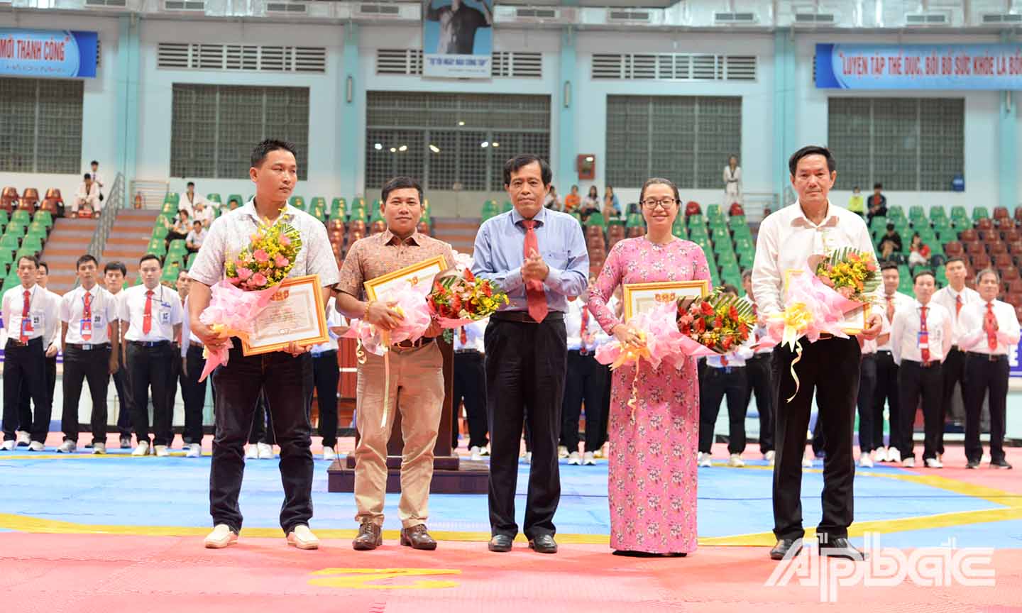 Lãnh đạo Sở VH-TT&DL trao giấy khen cho các đơn vị tài trợ.