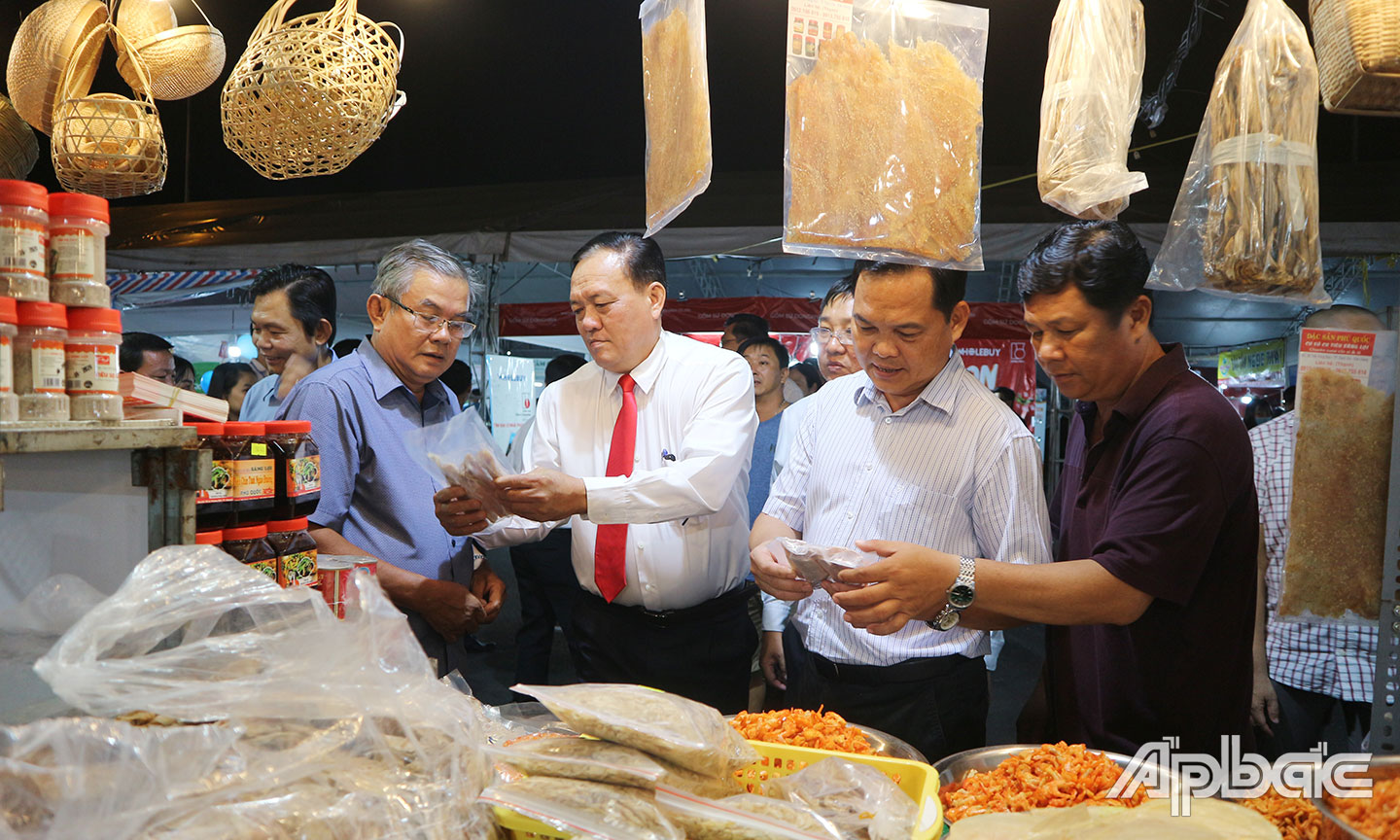 Lãnh đạo tỉnh tham quan các gian hàng trưng bày sản phẩm tại Hội chợ.