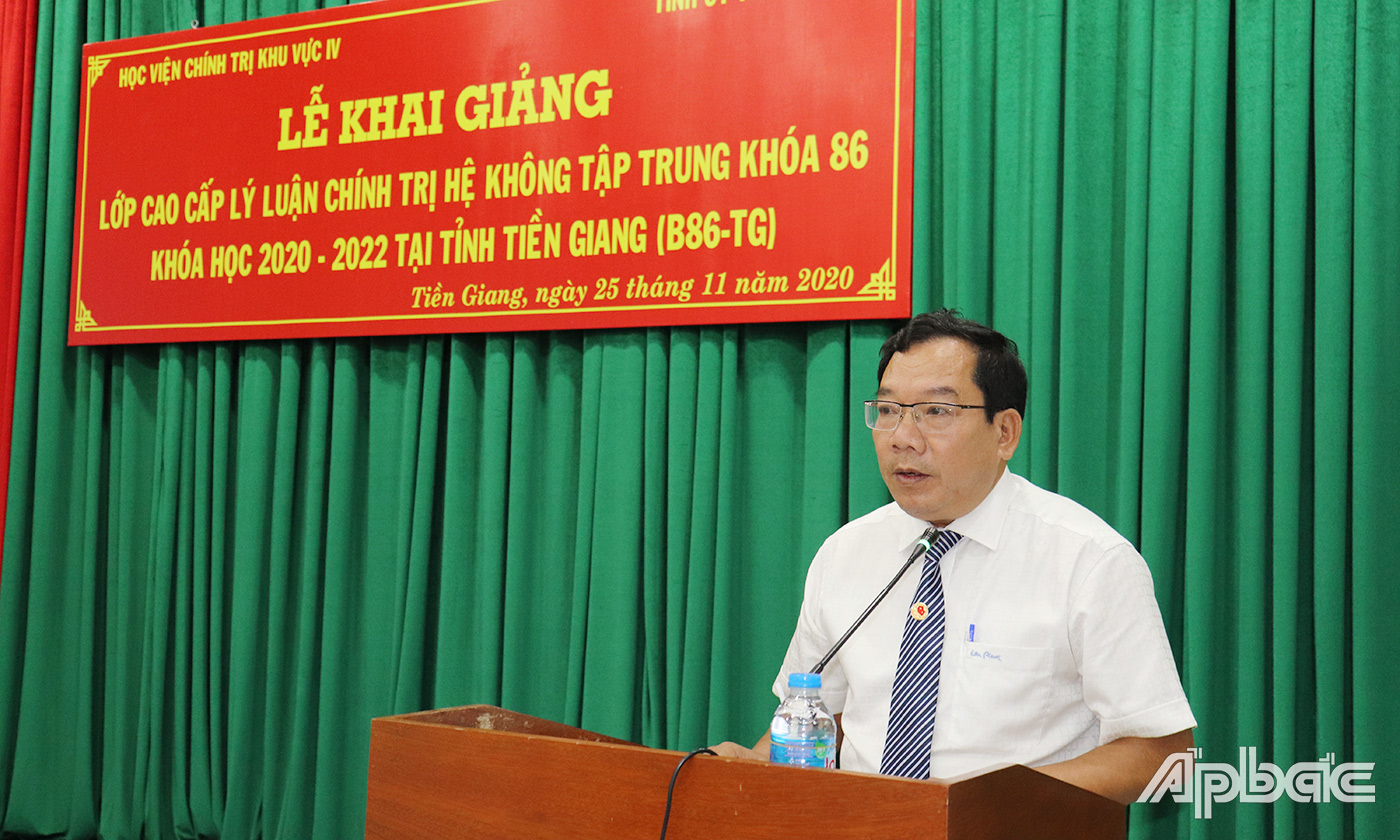 Tiến sĩ Lê Xuân Tạo, Trưởng Ban quản lý đào tạo Học viện Chính trị khu vực IV thông qua quyết định mở lớp Cao cấp lý luận chính trị hệ không tập trung khóa 86