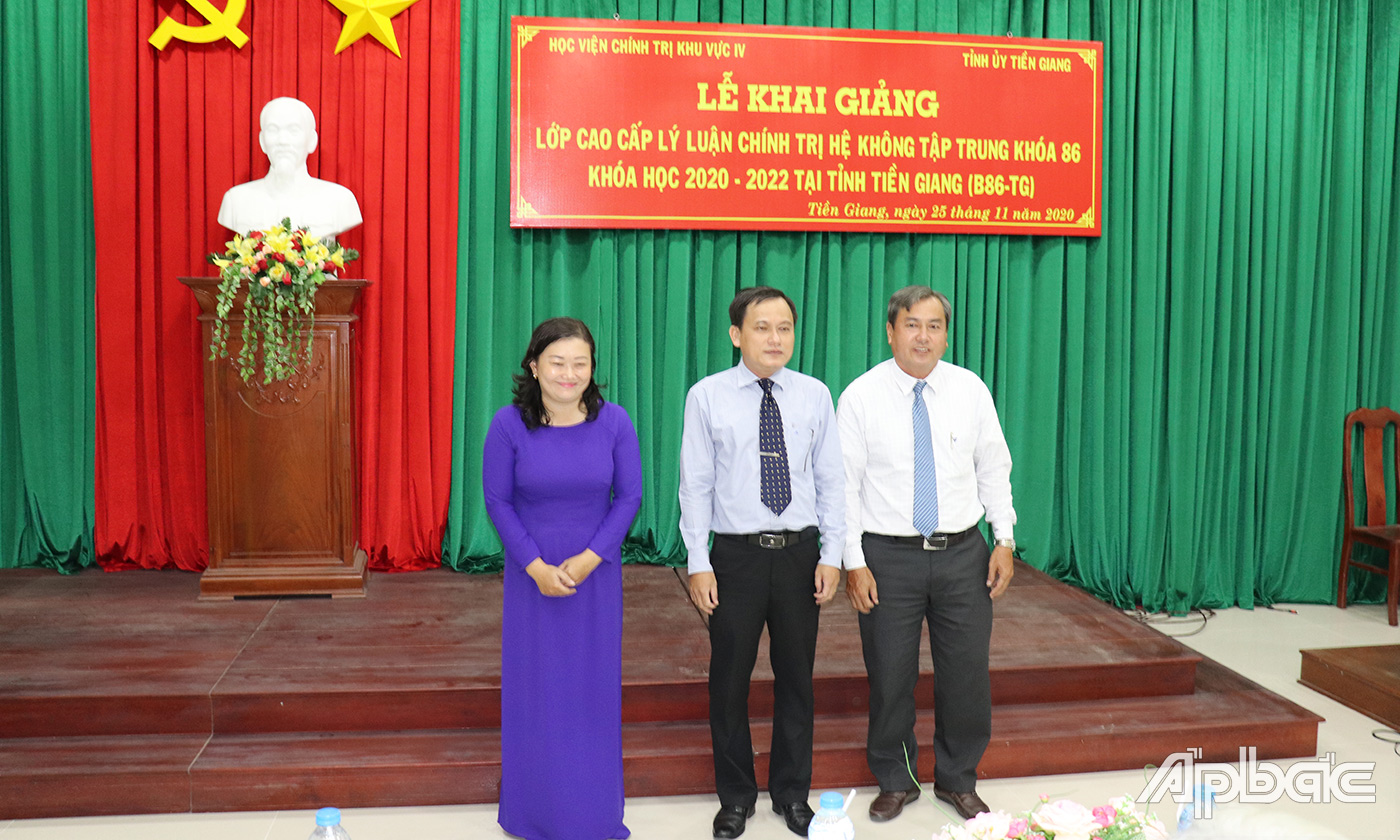 Ra mắt Ban cán sự lớp học Cao cấp lý luận chính trị hệ không tập trung khóa 86.