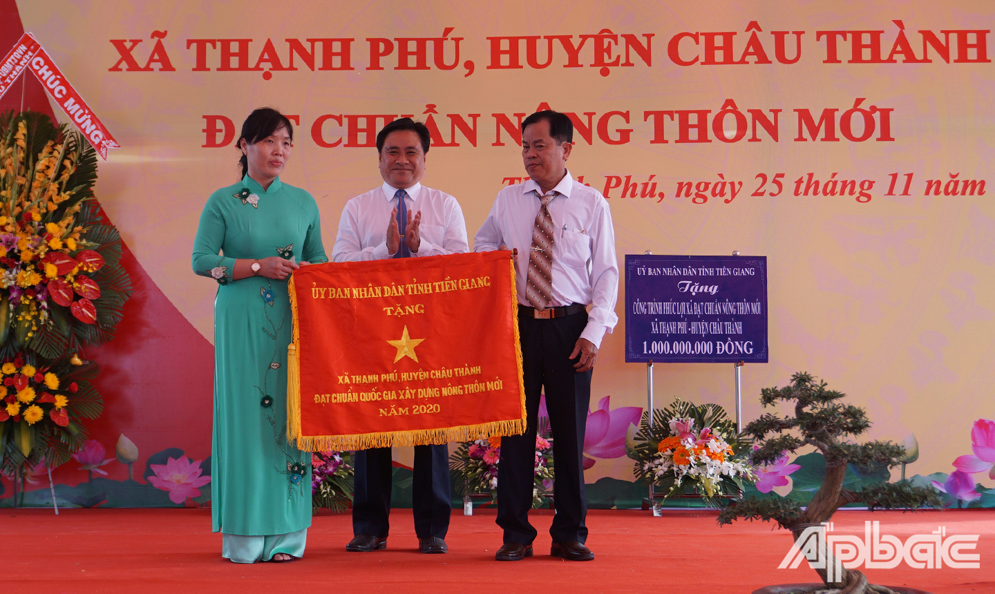 Đồng chí Trần Văn Dũng trao Bằng công nhận đạt chuẩn NTM, Cờ thi đua và Bảng tượng trưng tặng công trình phúc lợi 1 tỷ đồng của UBND tỉnh Tiền Giang cho xã Thạnh Phú. 