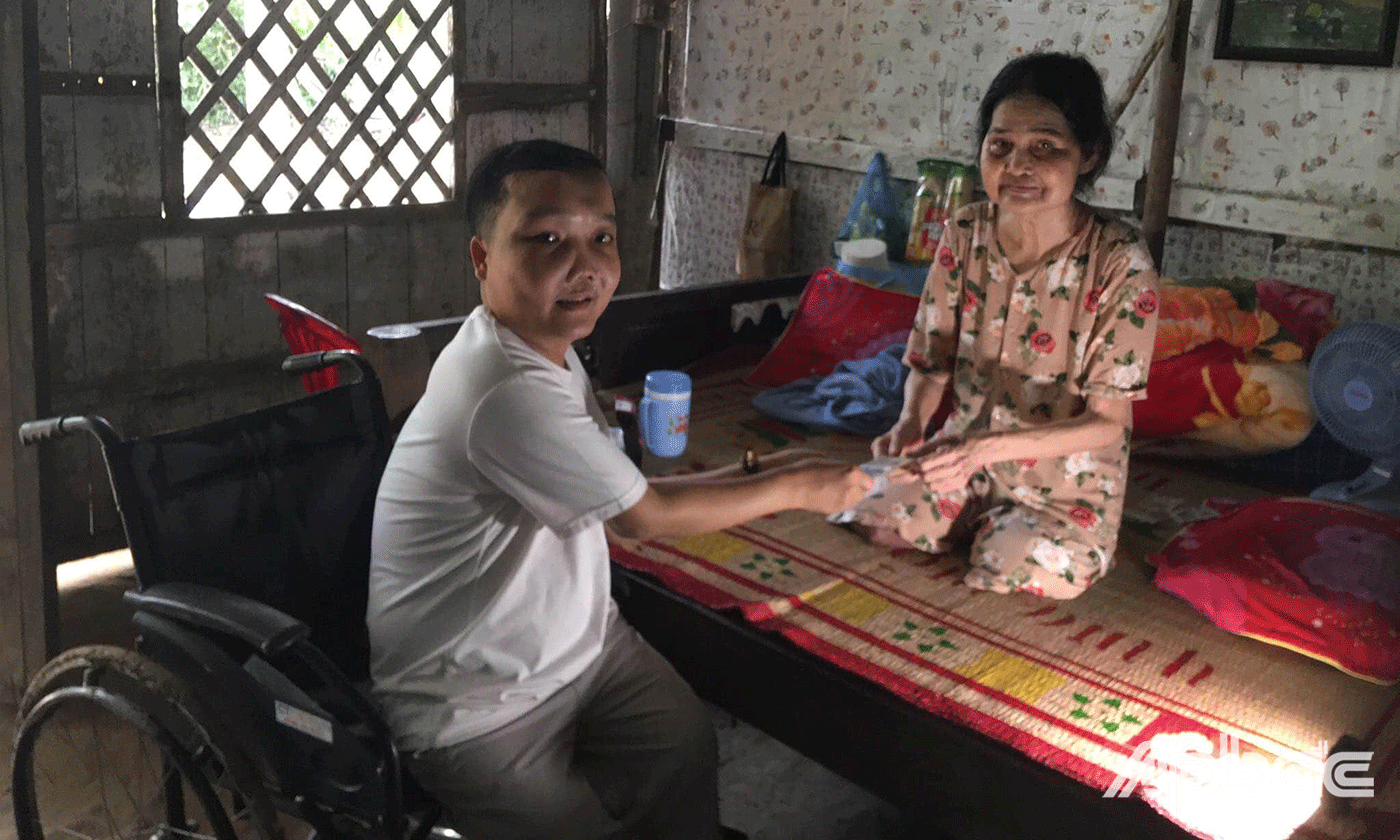 Anh Huỳnh Chí Trung trao hỗ trờ do anh vận động các nhà hảo tâm