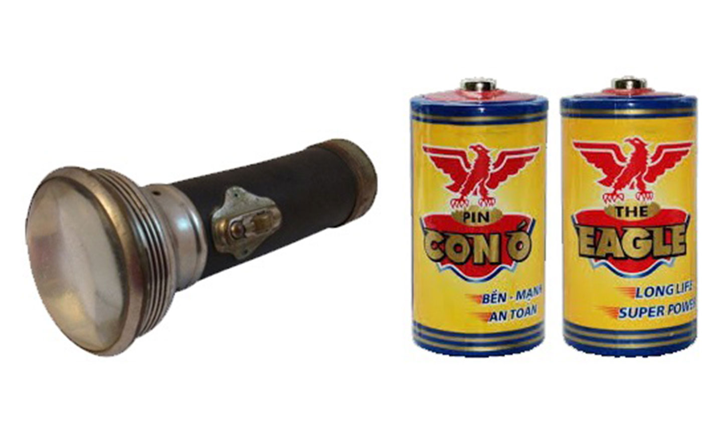 Đèn Pin cổ xưa và Pin Con Ó.