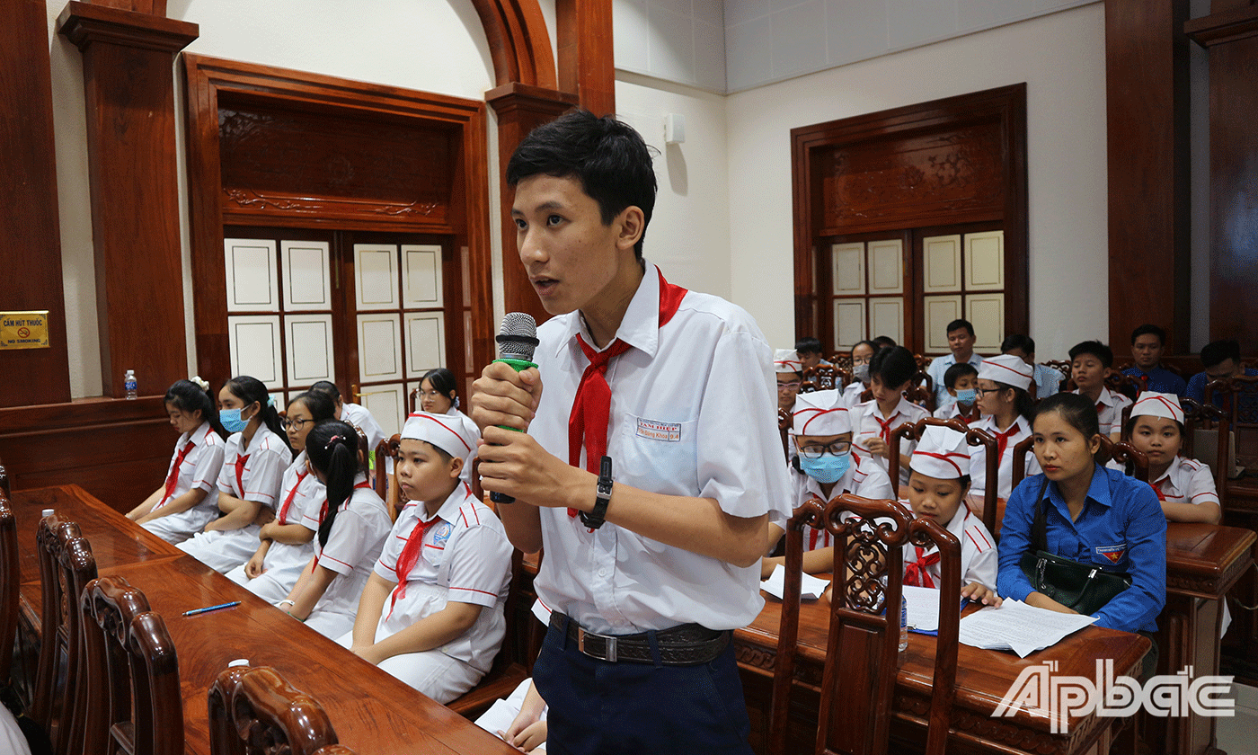 Thiếu nhi đặt câu hỏi trong chương trình