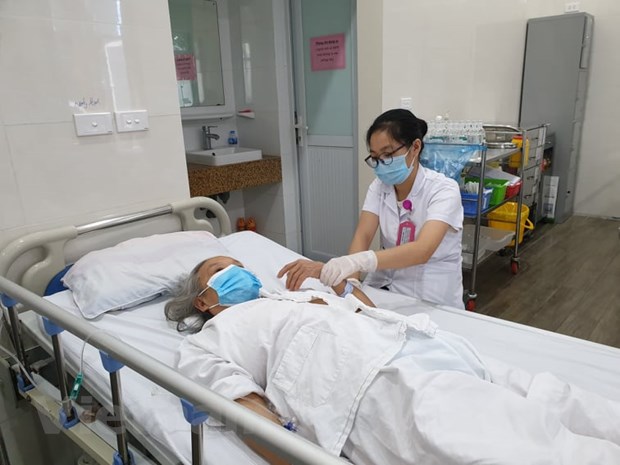 Chăm sóc cho bệnh nhân điều trị tại Bệnh viện Hữu nghị Việt Đức. (Ảnh: PV/Vietnam+)