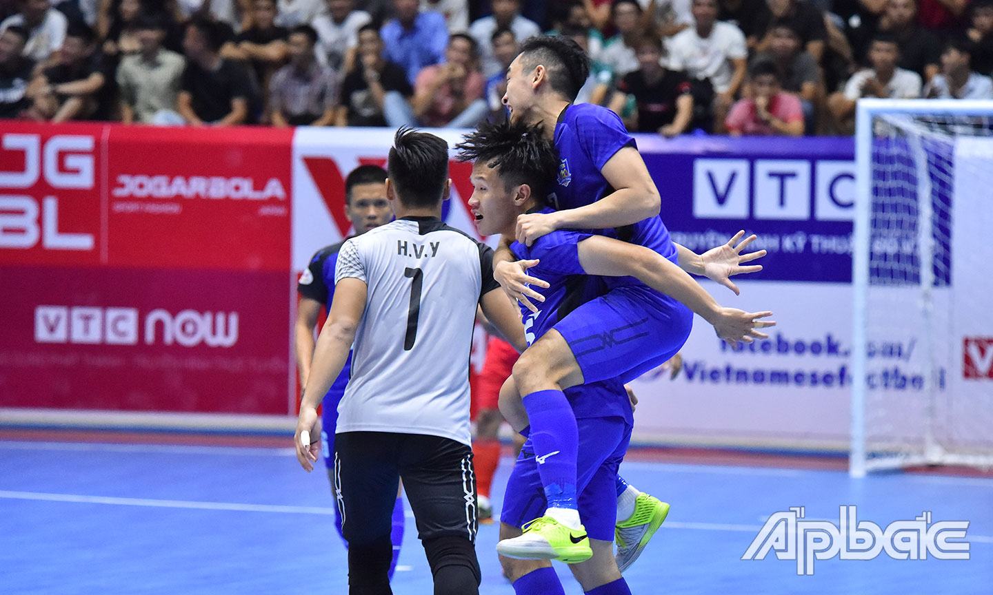 Niềm vui các cầu thủ Thái Sơn Nam sau khi giành chiến thắng nghẹt thở.
