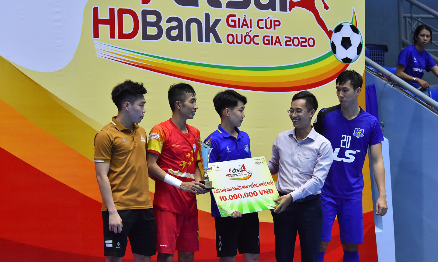 Lão tướng Phùng Trọng Luân (Savinest Sanatech Khánh Hòa) cùng với Lưu Đông Dương (Cao Bằng), Nguyễn Thịnh Phát (Thái Sơn Nam) và Từ Minh Quang (Thái Sơn Bắc) nhận giải đồng vua phá lưới.