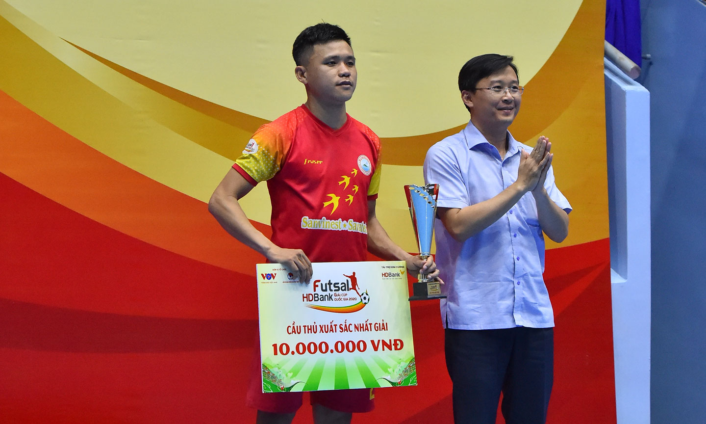 Khổng Đình Hùng rất xứng đáng với danh hiệu Cầu thủ xuất sắc nhất giải.