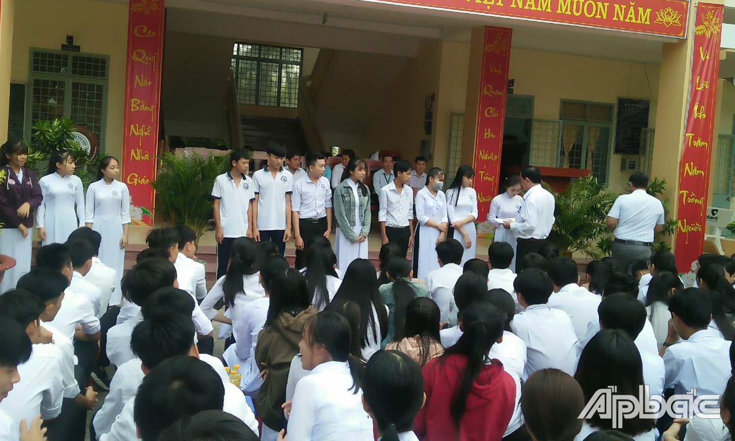 Nhà trường trao học bổng cho học sinh có hoàn cảnh khó khăn vượt khó, học tốt.