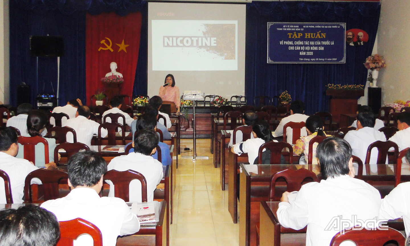 Tiến sĩ Hoàng Thị Quỳnh Diệu, Phó Giám đốc TTKSBT cập nhật kiến thức về tác hại của hút thuốc và hút thuốc thụ động.