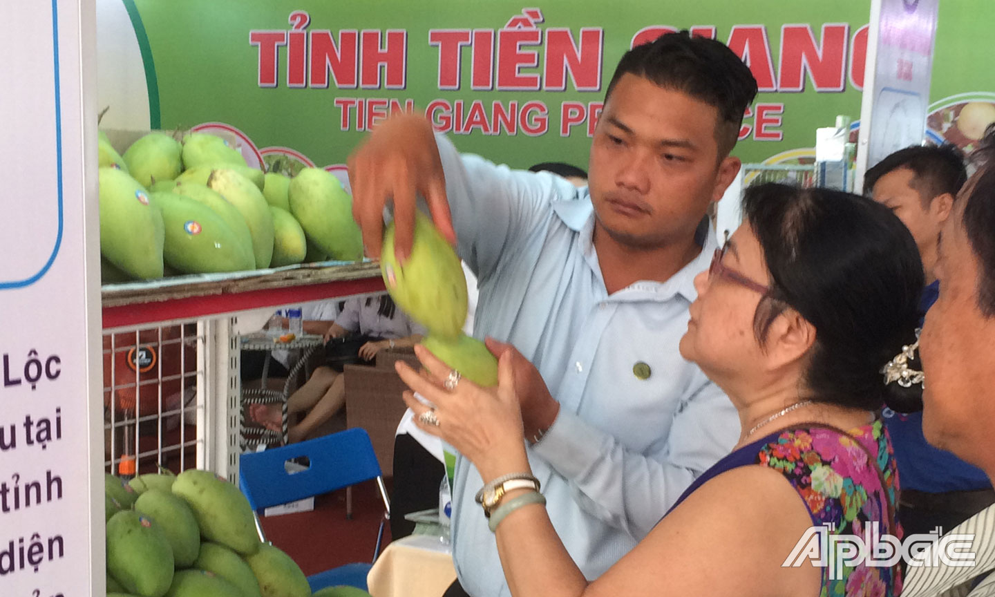 Sản phẩm xoài cát Hòa Lộc của HTX Hòa Lộc trưng bày tại TP. Hồ Chí Minh.