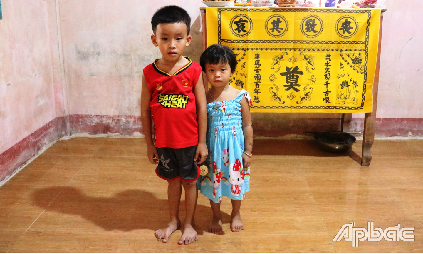 Hai bé Gia Bảo và Gia Nhi bên bàn thờ mẹ.