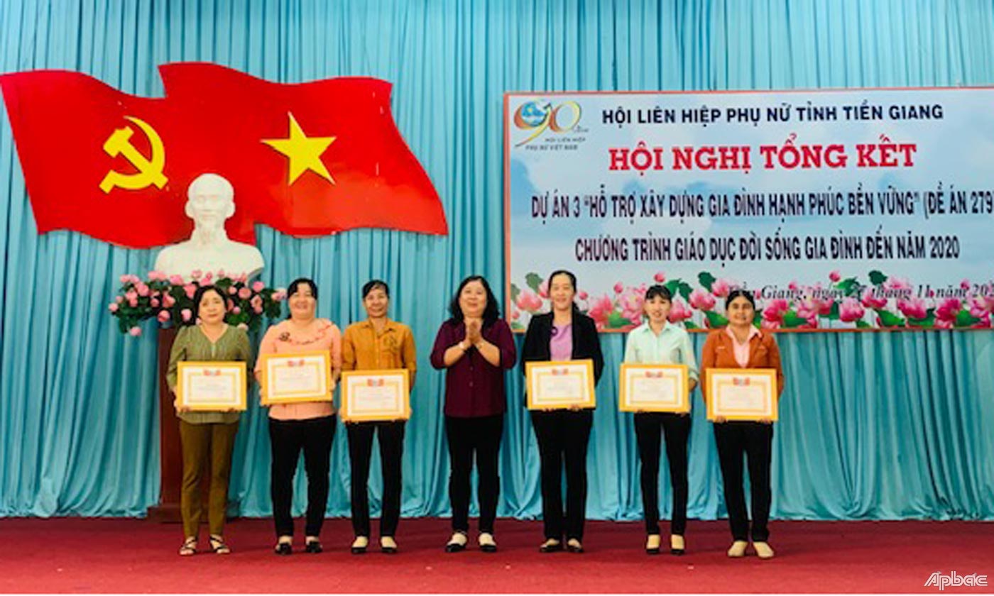 Trao tặng bằng khen cho các tập thể, cá nhân.