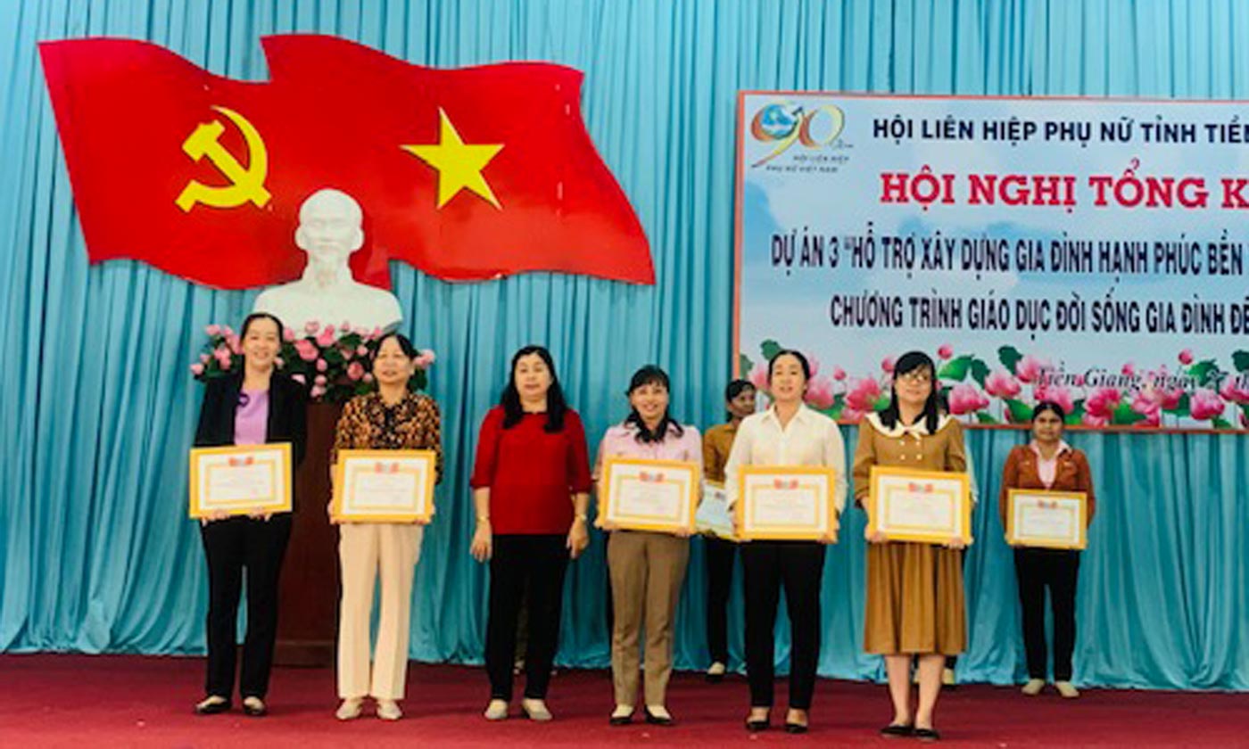 Trao tặng bằng khen cho các tập thể, cá nhân.