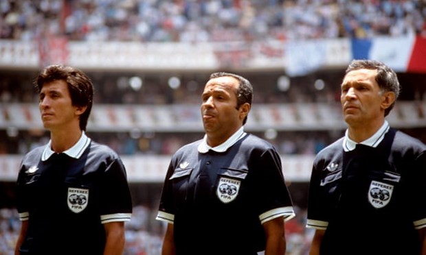 Trọng tài Ali Bin Nasser (giữa) cùng hai trợ lý Berny Ulloa Morera và Bogdan Dotchev. (Ảnh: Getty)